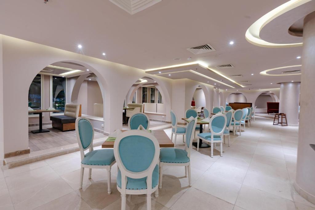 Moderns restorāns ar elegantām mēbelēm viesnīcā Seven Seas Jolie Bay