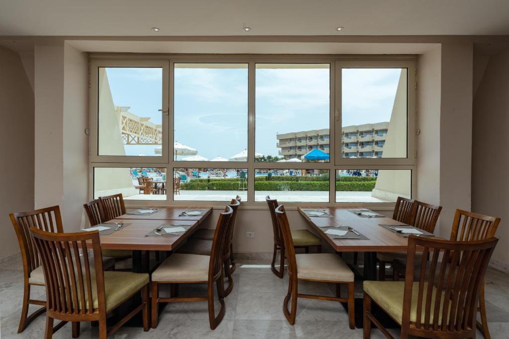 Restorāns ar skatu uz piekrasti viesnīcā Seven Seas Jolie Bay