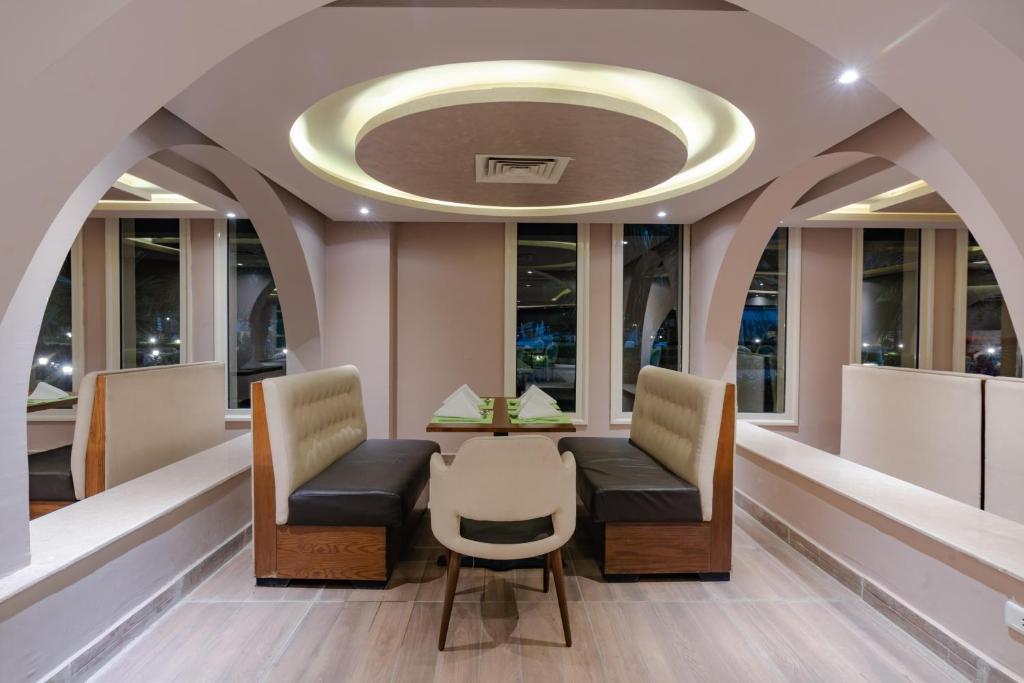 Mūsdienīgs ēdamistabas stūrītis viesnīcā Seven Seas Jolie Bay.