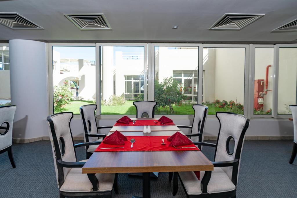 Restorāna iekārtojums Seven Seas Jolie Bay ar skatu uz dārzu.