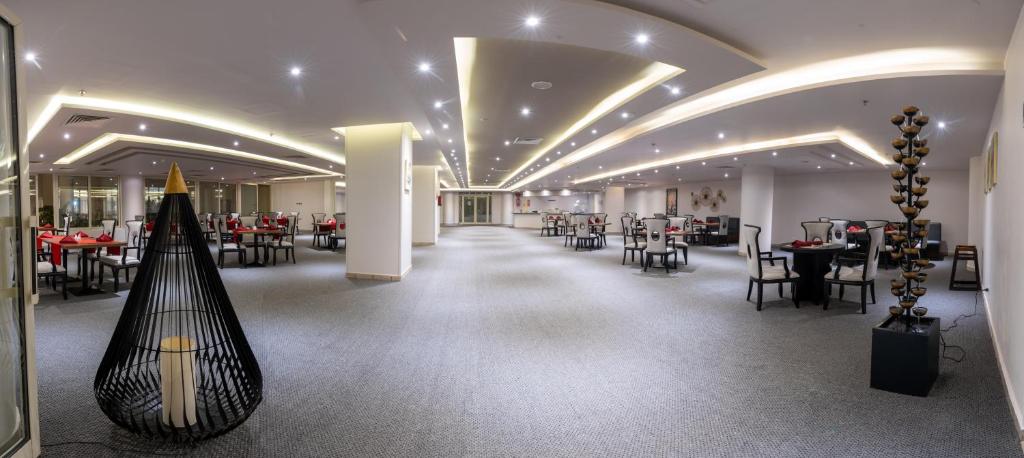 Mūsdienīgs restorāns ar elegantām detaļām Seven Seas Jolie Bay