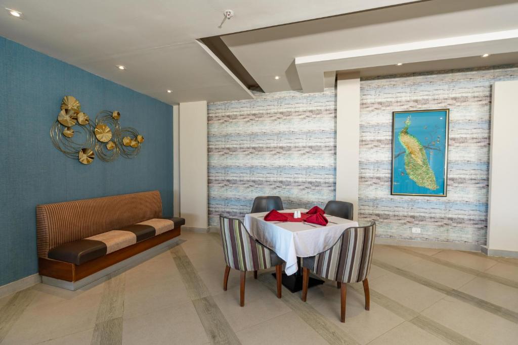 Elegantā ēdamzāle Seven Seas Jolie Bay ar modernu dizainu.