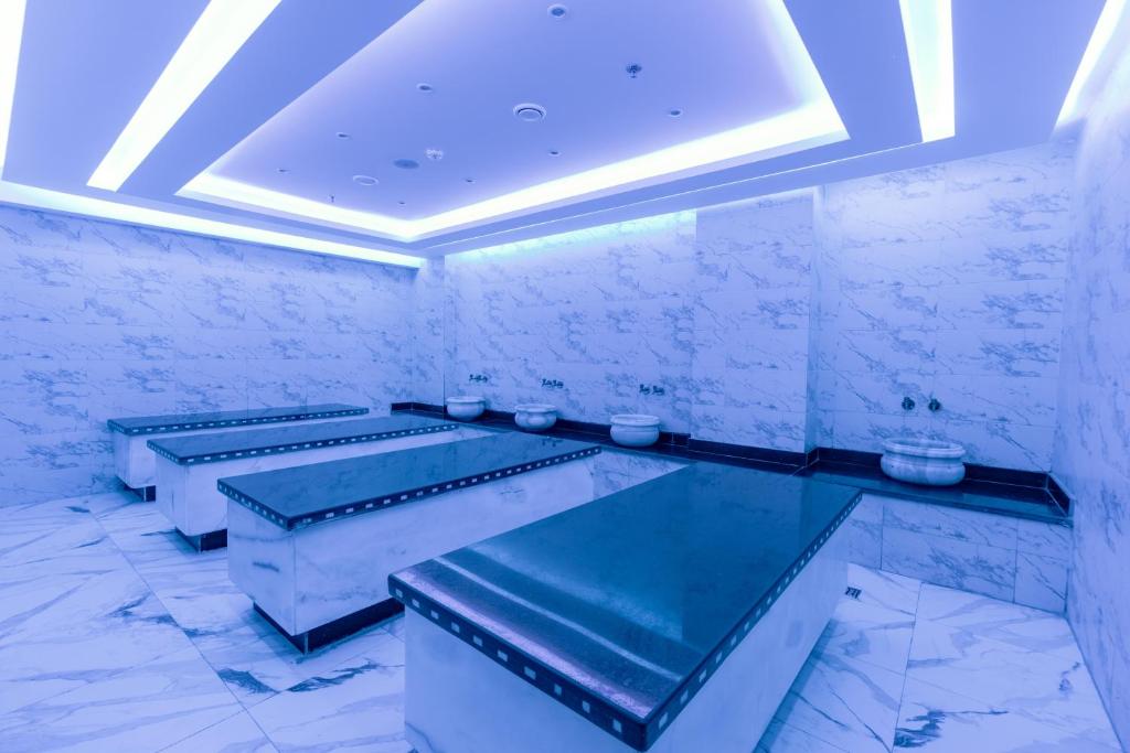 Mūsdienīgs un elegants spa telpa Seven Seas Jolie Bay ar marmora virsmām.