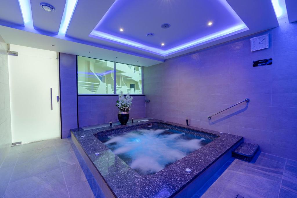 Relaksējoša burbuļvanna Seven Seas Jolie Bay spa zonā ar modernu apgaismojumu.