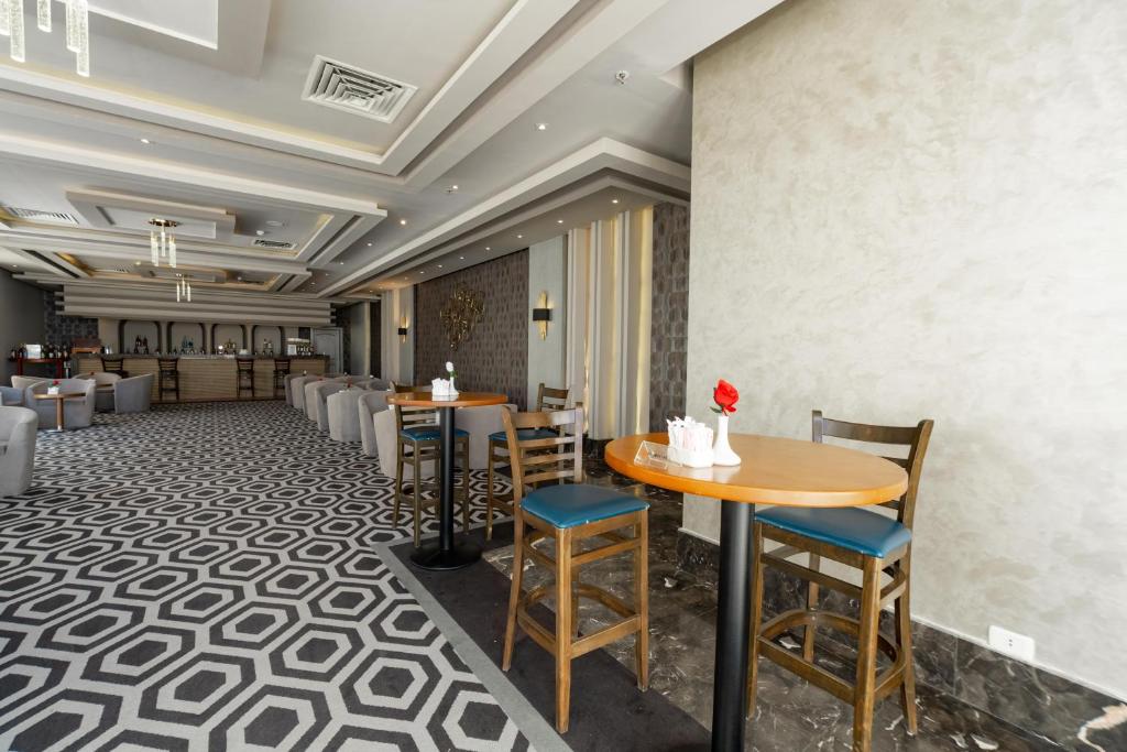 Moderns bārs Seven Seas Jolie Bay ar elegantu interjeru un komfortablām mēbelēm.