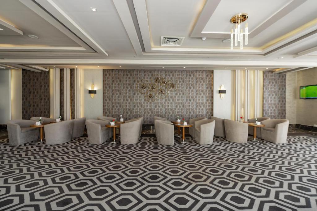 Mūsdienīgs viesnīcas Seven Seas Jolie Bay atpūtas stūris ar ērtām krēsliem.