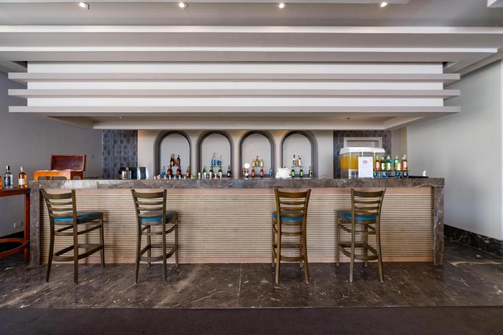 Bārs viesnīcā Seven Seas Jolie Bay ar elegantu interjeru un dzērieniem.