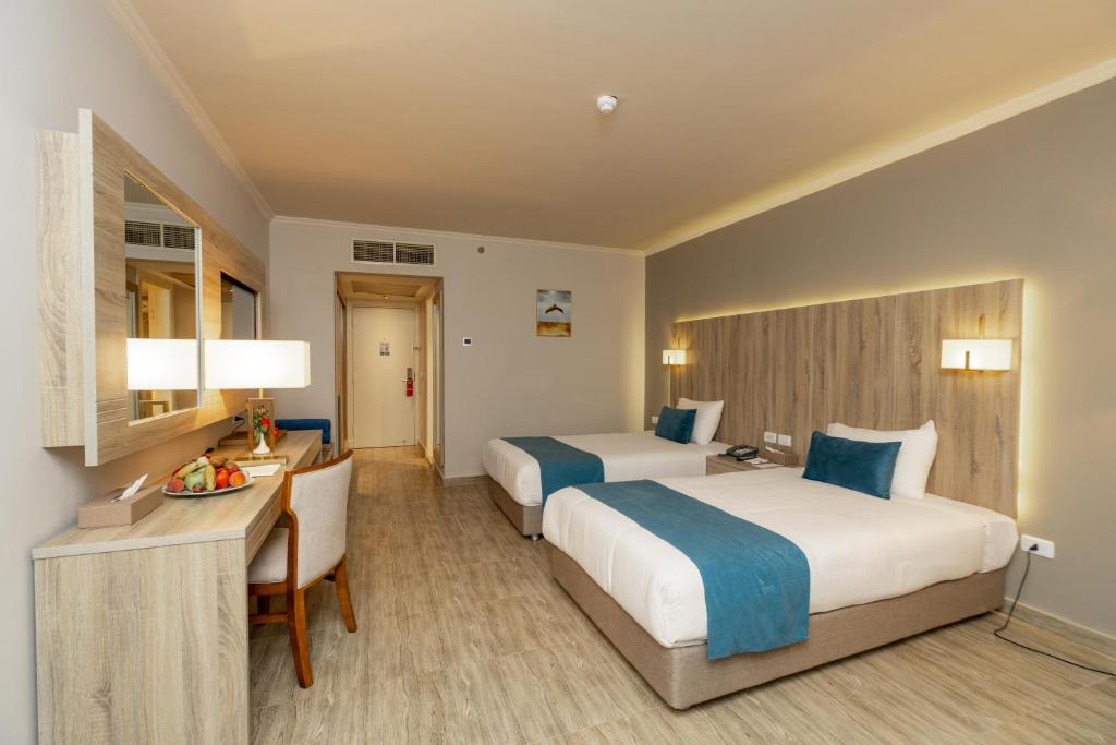 Numurs ar divām gultām un modernu interjeru viesnīcā Seven Seas Jolie Bay.