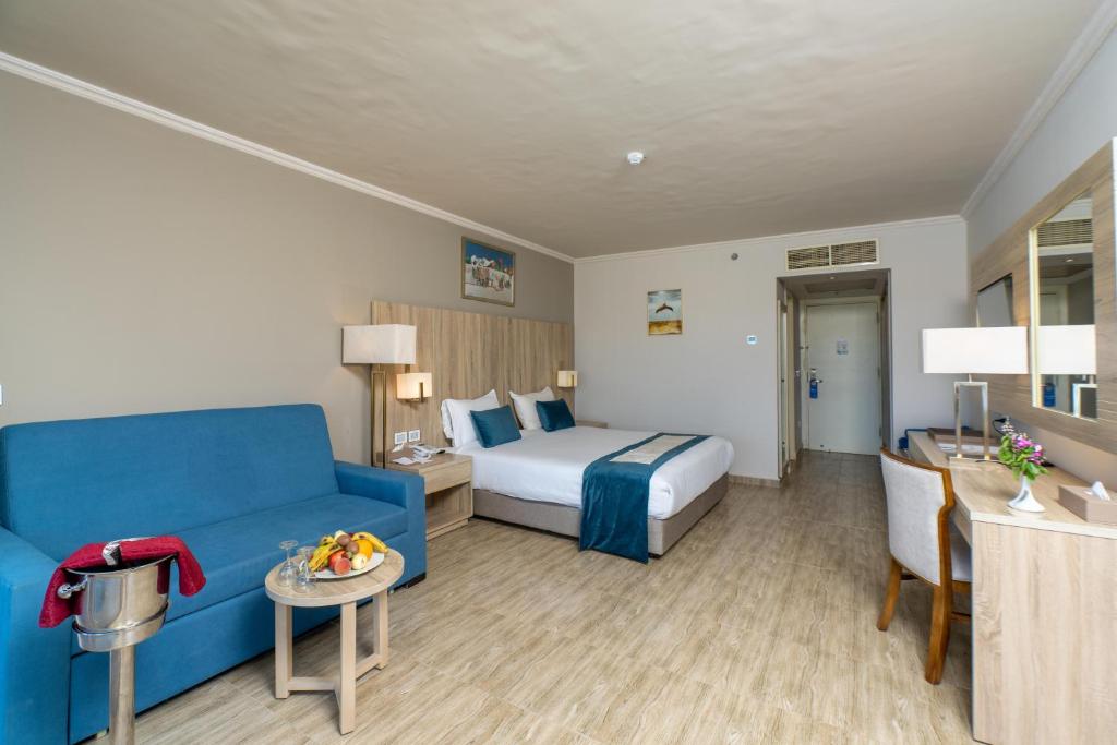 Mūsdienīgs numurs viesnīcā Seven Seas Jolie Bay ar dīvānu un rakstāmgaldu.