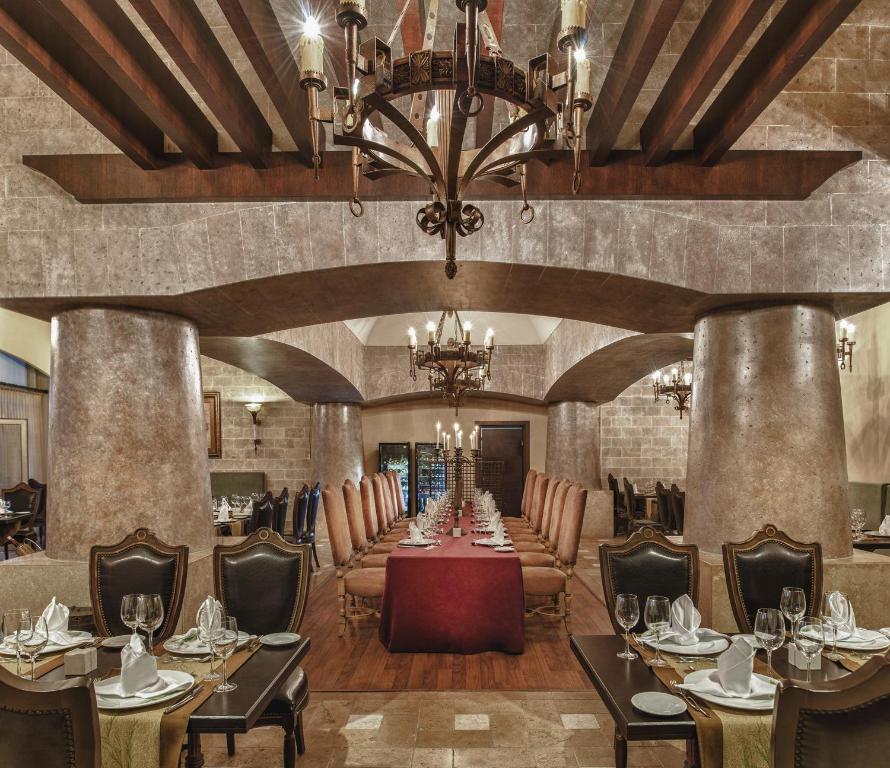 Elegantā restorāna interjers Spice Hotel & Spa ar greznām galdiem un apgaismojumu.