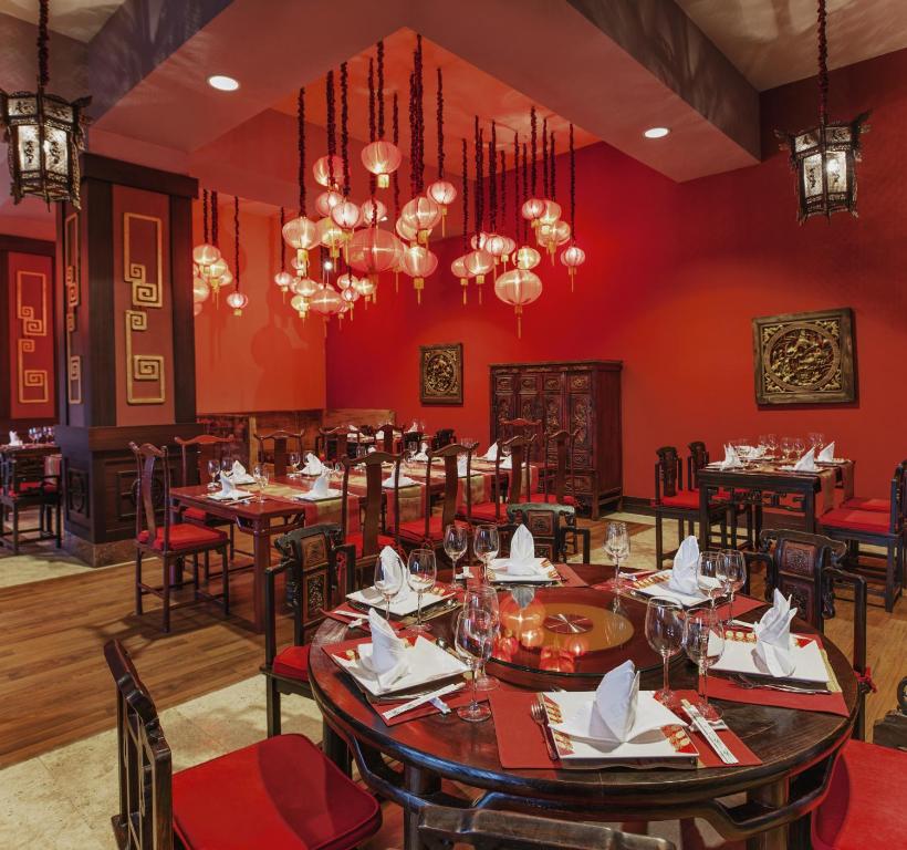 Ķīniešu restorāns Spice Hotel & Spa ar elegantu interjeru un sarkaniem akcentiem.