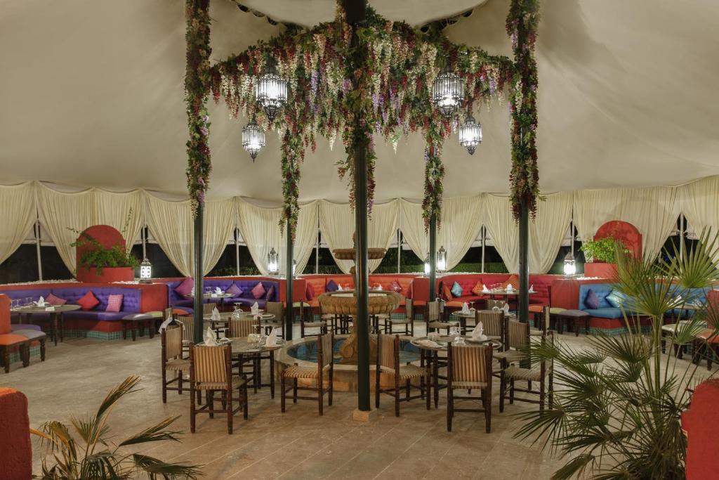 Spice Hotel & Spa elegants restorāns ar krāsainām mēbelēm un ziedu dekoriem.