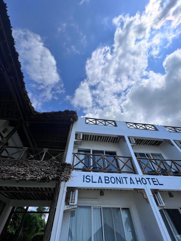 Āra skats uz Isla Bonita Zanzibar Beach Resort ēku un debesīm.