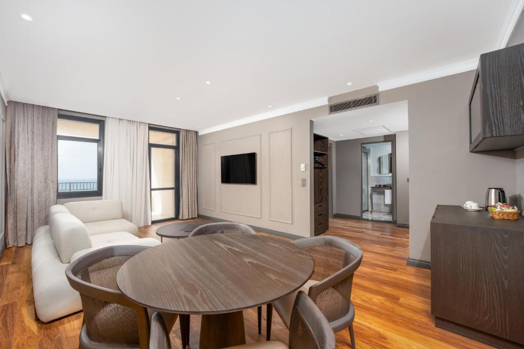 Mūsdienīgs numurs Adora Hotel & Resort ar viesistabu un virtuvi piekrastē.