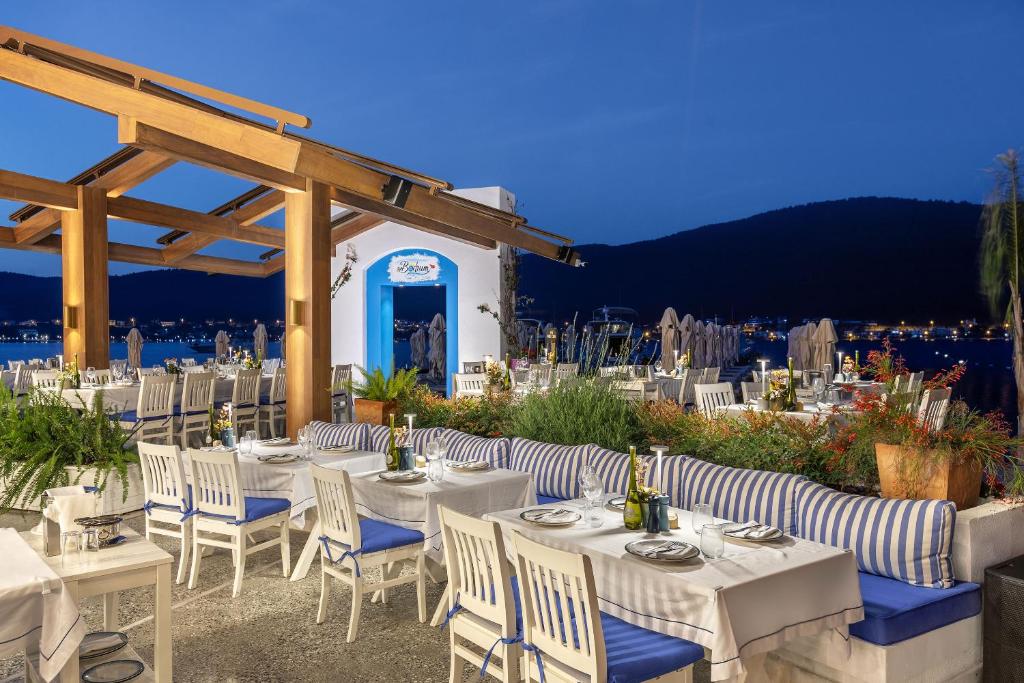 Restorāns ar skatu uz jūru pie Titanic Luxury Collection Bodrum