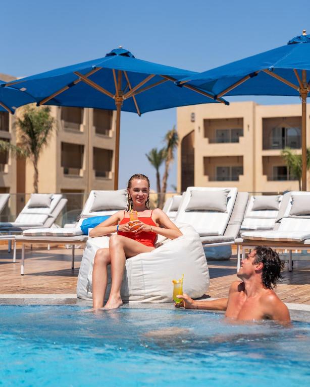 Atpūta pie baseina Cleopatra Luxury Resort Sharm - Adults Only