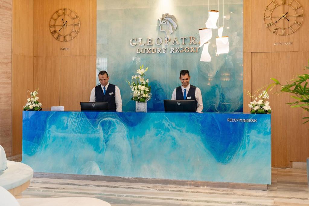 Cleopatra Luxury Resort Sharm reģistratūra ar zilām dizaina detaļām