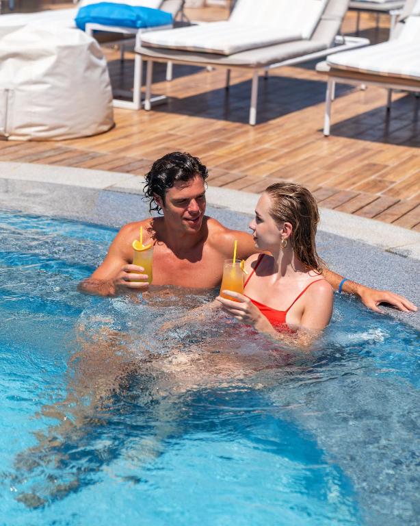 Pāris izbauda dzērienus pie baseina Cleopatra Luxury Resort Sharm - Adults Only.