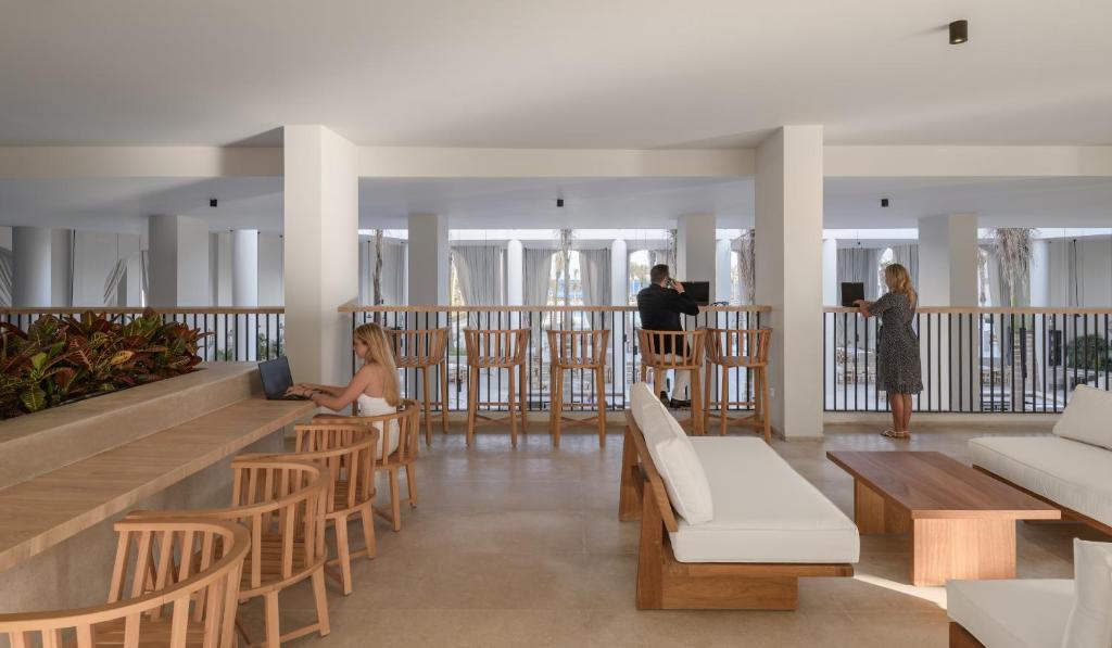 Serry Beach Resort moderns interjers ar viesiem, kas strādā un atpūšas.