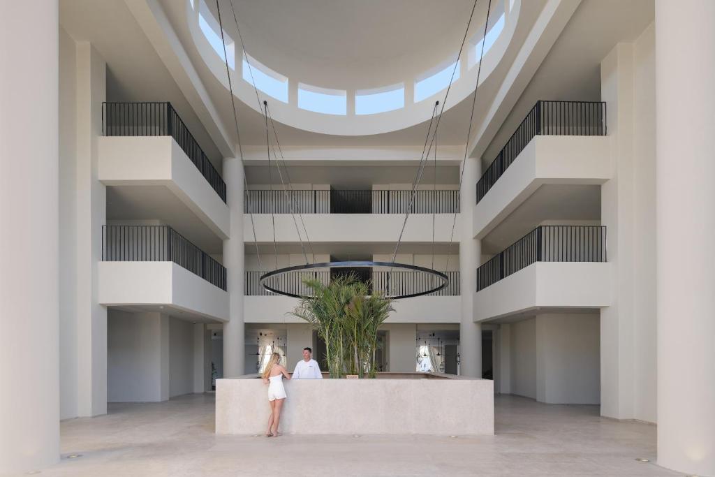 Serry Beach Resort modernas uzņemšanas zona ar augstiem griestiem un stilīgu dizainu.