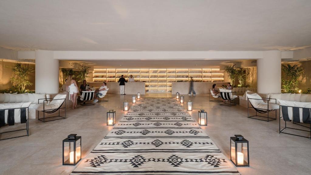 Serry Beach Resort modernais un plašais reģistratūras zona ar siltu apgaismojumu.