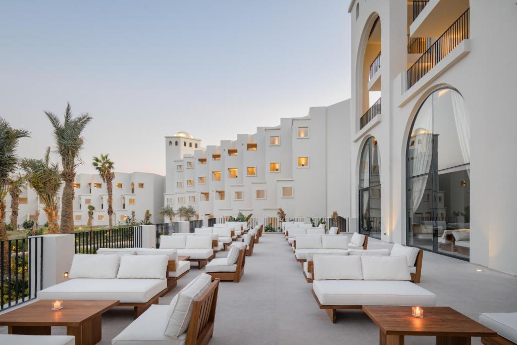 Serry Beach Resort terase ar modernām mēbelēm un palmām.