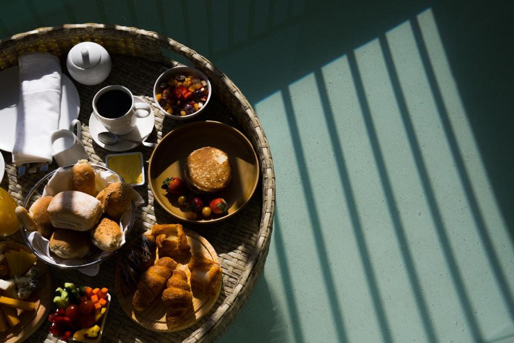 Svaigs brokastu komplekts pie Serry Beach Resort, kas ietver maizītes un augļus.