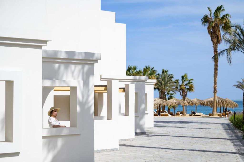 Serry Beach Resort viesnīca ar baltām ēkām un palmām piekrastē