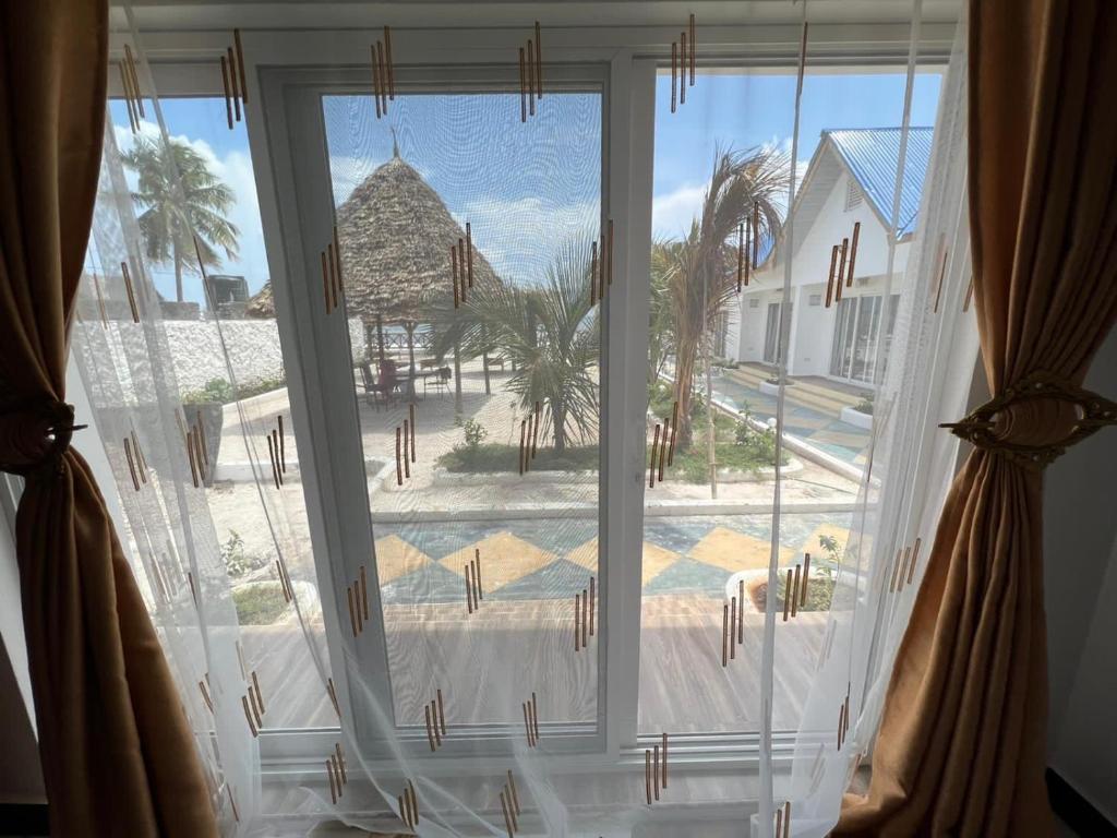 Skats no Isla Bonita Zanzibar Beach Resort numura loga uz dārzu.