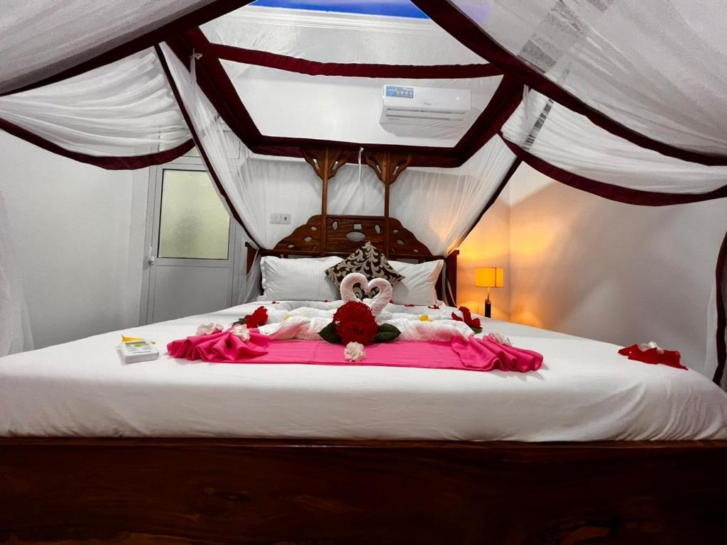 Romantisks numurs Isla Bonita Zanzibar Beach Resort ar baldahīnu.