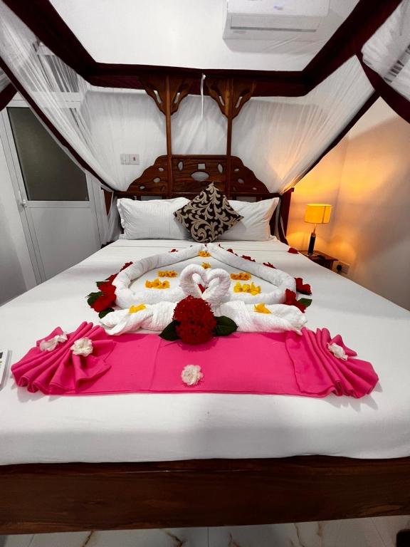 Romantiski izrotāts numurs Isla Bonita Zanzibar Beach Resort.