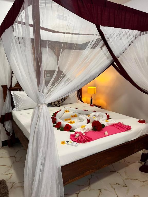 Romantiska gulta ar baldahīnu Isla Bonita Zanzibar Beach Resort viesnīcā