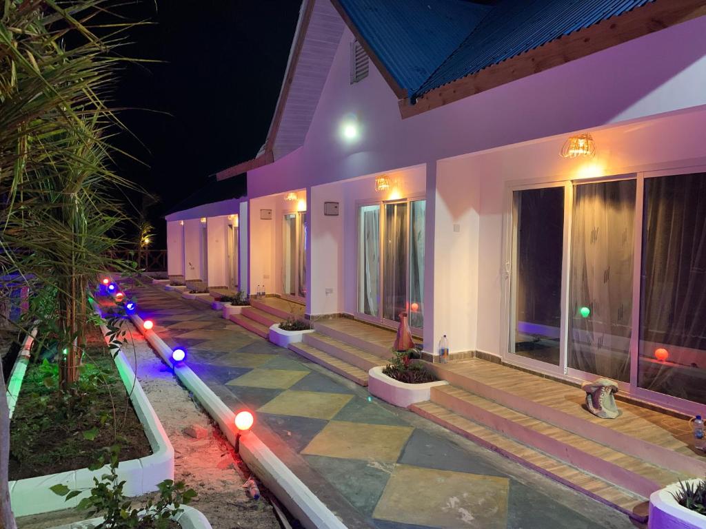 Isla Bonita Zanzibar Beach Resort numuri naktī ar krāsainu apgaismojumu