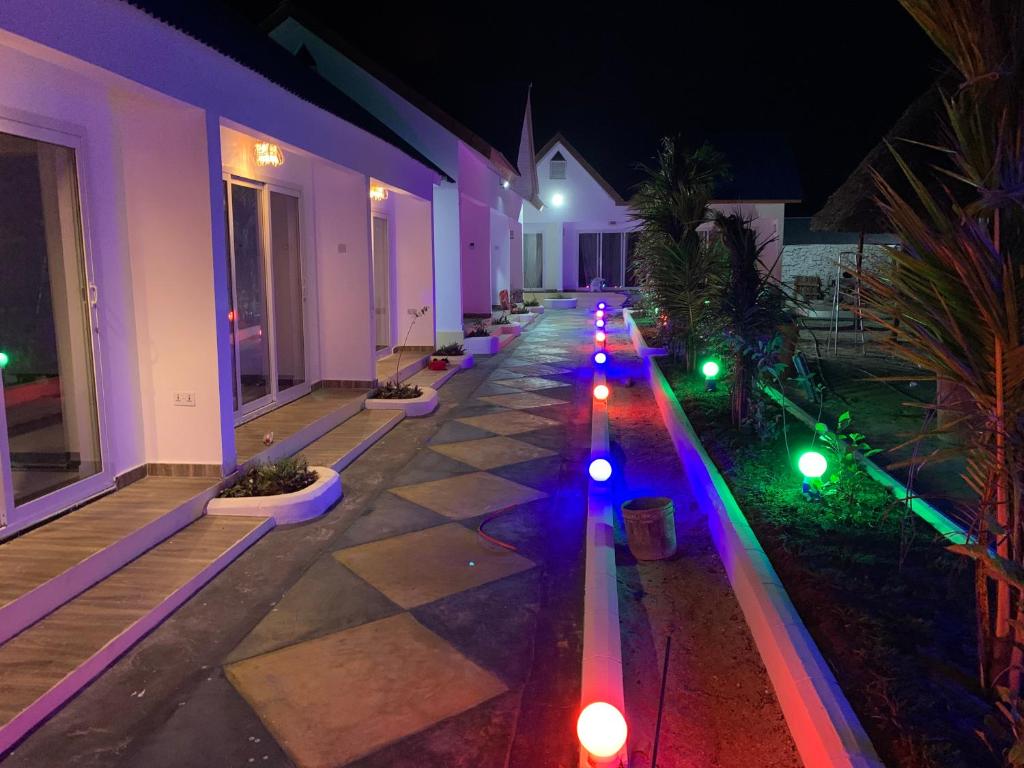 Isla Bonita Zanzibar Beach Resort nakts apgaismojums pie koka namiņiem