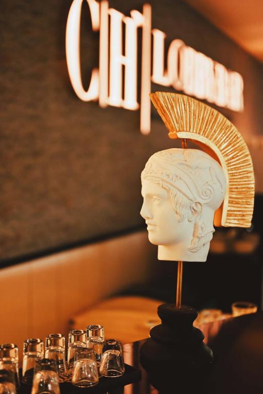 Statuete bāra interjerā Cih Lobby Bar, Castival Hotel.