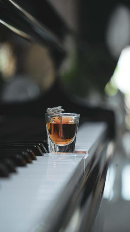 Šampanie ar augļu šķēlītēm uz klavierēm Castival Hotel