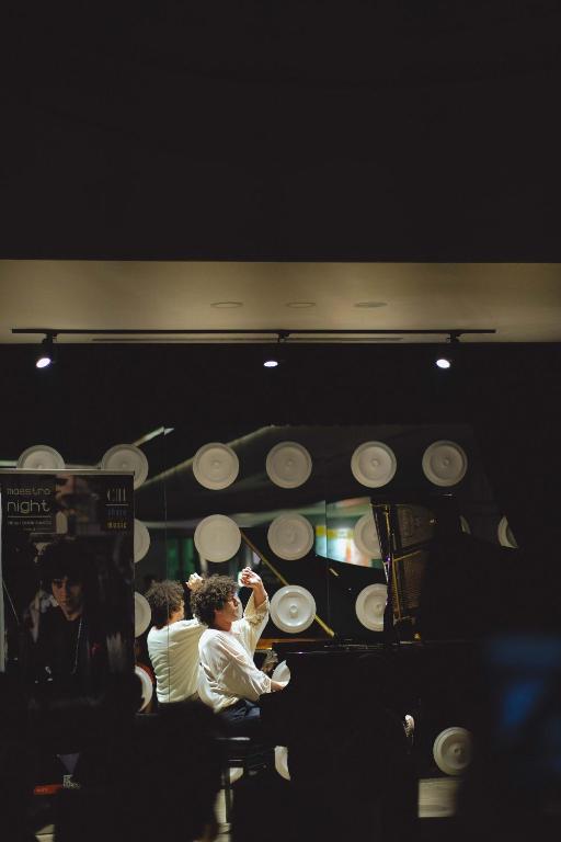 Mūziķis spēlē klavieres Castival Hotel