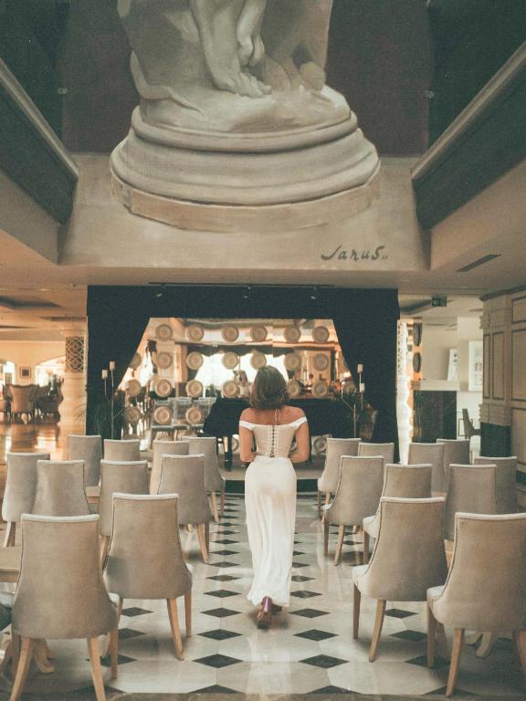 Elegantā atmosfēra Castival Hotel izstāžu zālē ar greznu dekoru.