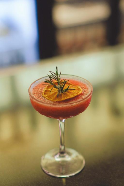 Elegants kokteilis ar apelsīnu un rozmarīnu Castival Hotel