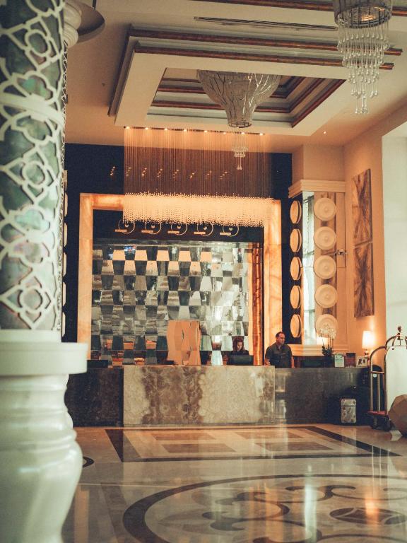 Elegantais reģistratūras galds Castival Hotel ar modernu dizainu.