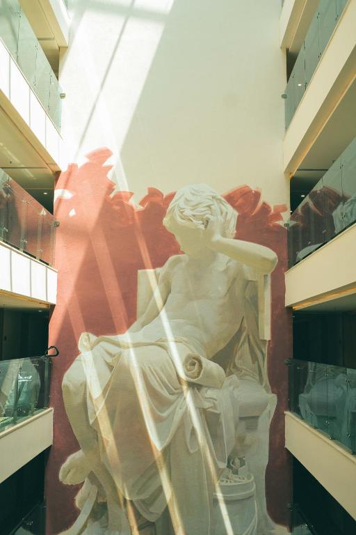 Mūsdienīga mākslas instalācija Castival Hotel vestibilā ar gaismas stariem.