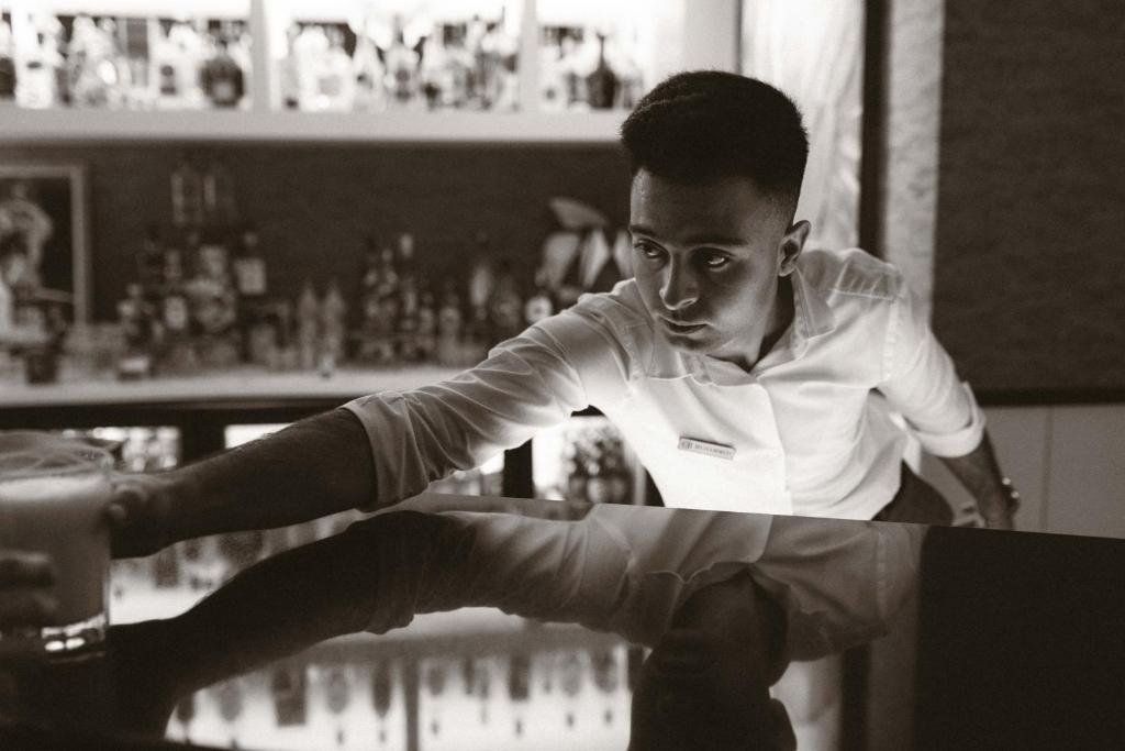 Bārmenis pasniedz dzērienu Castival Hotel