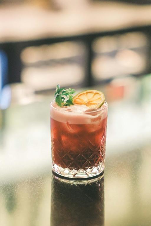 Kokteilis ar citrona šķēlīti un zaļumiem, Castival Hotel