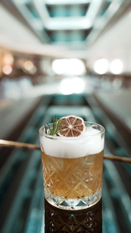 Kokteilis ar citronu un rozmarīnu pie Castival Hotel