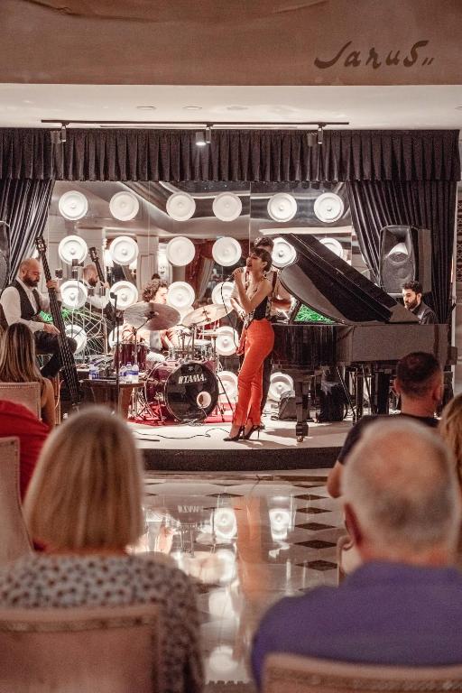 Mūziķi uz skatuves Castival Hotel, dzīvā mūzika un atmosfēra.