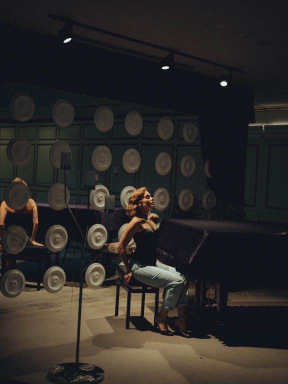 Māksliniece pie klavierēm Castival Hotel ar interesantu dekoru