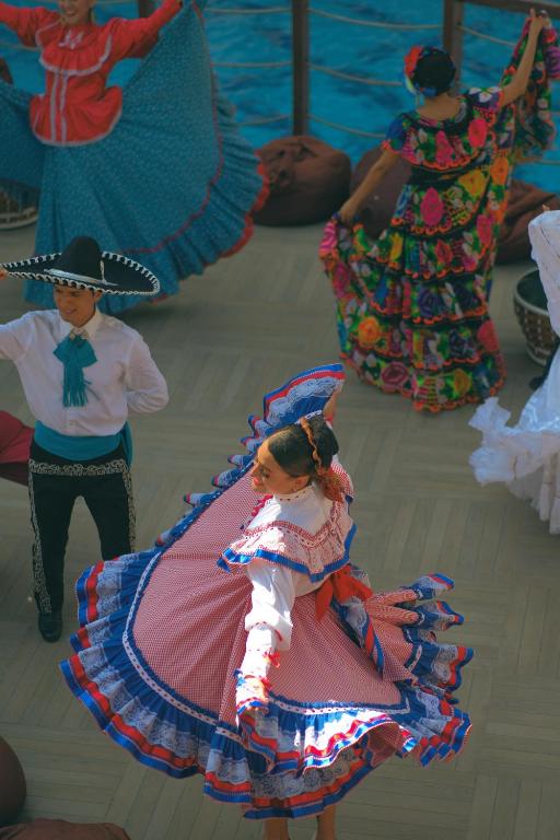 Meksikāņu dejotāji izpilda tradicionālo deju Castival Hotel.