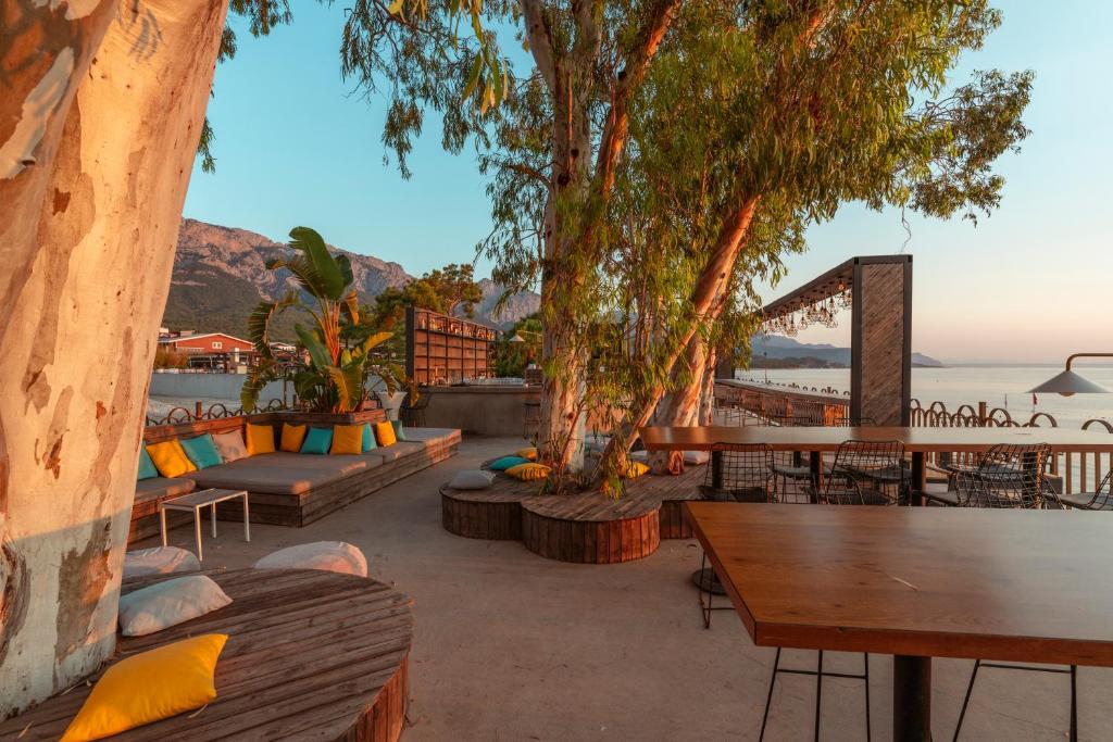 Vasaras terase piekrastē pie DoubleTree by Hilton Antalya-Kemer ar skatu uz jūru.