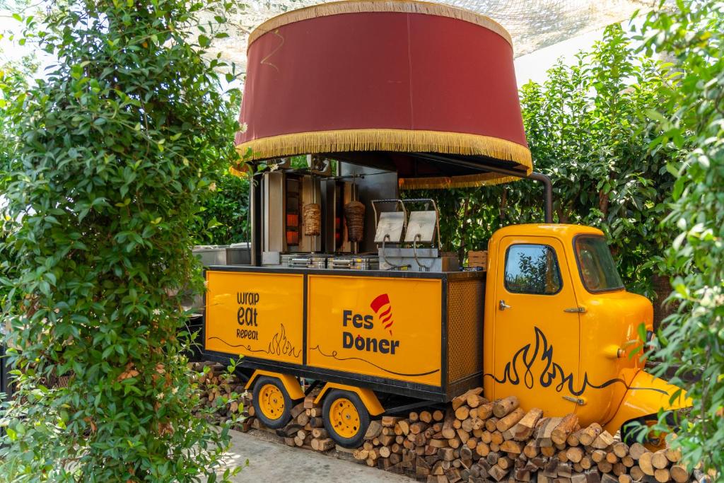 Fes Doner pārvietojamā ēdināšanas stacija pie DoubleTree by Hilton Antalya-Kemer