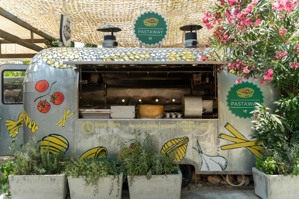 Mobilā ēdināšanas stacija 'Pastaway' ar garšīgiem ēdieniem pie DoubleTree by Hilton Antalya-Kemer